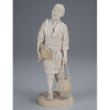 Escultura de marfim. Pescador portando cesto com peixes. Assinado. 26,5 cm de altura. Japão, séc. XIX