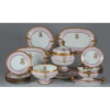 Remanescente de serviço para jantar de porcelana de Limoges, borda rosa monogramada, SQ e frisos em ouro fosco, constituído por 20 pratos rasos, 12 para sopa, molheira com présentoir fixo, travessa com grelha, duas travessas retangulares, sopeira com tampa, centro com présentoir totalizando 38 peças. (pega e tampa da sopeira danificadas).França, séc. XX.