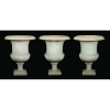 Conjunto de três vasos de mármore branco, modelo Medici. 58 cm de diâmetro x 68 cm de altura.Itália, séc. XIX. (pequenos defeitos).