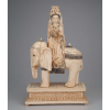 Rara escultura de marfim, figura de Guanyin sobre elefante. Base retangular também de marfim. - 28 x 13 x 45 cm de altura. - Japão, séc. XIX.