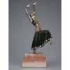 CHIPARUS, Demetre Vested Dancer.Escultura de bronze e marfim sobre base de ônix. 55 cm de altura. Assinado na base.Reproduzida de página inteira em Chiparus Master of Art Deco, de Alberto Shayo à pág. 111; em Art Deco and Other Figures, de Bryan Catley à pág. 73; em Art Deco Sculture, de Victor Arwas, à pág. 41.