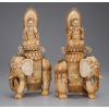 Esculturas de marfim; deusas sendo transportadas por elefantes com paramentos de festa.36 cm de altura.China, séc. XX.