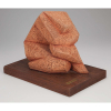 LÉLIO COLUCCINI Figura sentada. Escultura em pedra porosa, sobre base de madeira.41 x 26,5 x 32 cm de altura. 