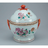 Sopeira de porcelana Cia das Índias, policromada e dourada, circular, decorada com peônias, crisântemos e outras flores. Alças laterais curvas e pega da tampa em botão.26 cm de diâmetro x 28 cm de altura. China, Qing Qianlong (1736-1795).