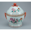 Sopeira de porcelana Cia das Índias, policromada e dourada, circular, decorada com peônias, crisântemos e outras flores. Alças laterais curvas e pega da tampa em botão.26 cm de diâmetro x 28 cm de altura. China, Qing Qianlong (1736-1795).