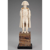 Napoleão Bonaparte. Escultura de marfim sobre base pedestal de mármore. 26 cm de altura, a escultura e 38 cm de altura total.França, séc. XIX. 