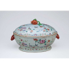 Sopeira de porcelana Cia das Índias, ovalada, decoração em esmaltes da família rosa, retratando aves e peônias, alças laterais em cabeça de lebre e pega da tampa em romã.<br>36 x 23 x 20 cm de alt.<br>China, Qing Qianlong (1736-1795).