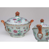 Sopeira de porcelana Cia das Índias, ovalada, decoração floral em esmaltes da família rosa. Alças laterais em forma de rosto com penacho, pega da tampa em coroa. <br>37 x 25 x 29 cm de altura.<br>China, Qin Qianlong (1736-1795).