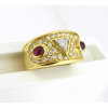 Anel em ouro amarelo 18k com diamante lapidação triangular e diamantes lapidação brilhante totalizando cerca de 1,00ct, rubis lapidação cabochão. Aro 17. Peso 7,2g