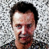 Vik Muniz, incomplete works. A obra de Vik Muniz vem sendo examinada dos mais variados ângulos nos últimos anos, sobretudo a partir de uma noção de representação que contrapõe realidade e ilusão, cópia e original, contudo ainda não se destacou com a devida ênfase aquele que, a meu ver, é o seu procedimento decisivo: o registro fotográfico que se segue à construção plástica – não por acaso seu livro autobiográfico se chama Reflex. O que pretendo examinar nesta comunicação é justamente o que está implicado em tal procedimento, observar como ele se organiza e por que ele se organiza em torno da fotografia. Livro Luxuoso, Capa dura, formato 29x29cm, ilustrado, 299 páginas.