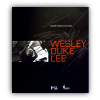 WESLEY DUKE LEE - Livro ilustrado que apresenta a formação e as influências do artista; seu aprendizado com Plattner, e a questão do abstracionismo e a figuração; o relacionamento inicial com a crítica e o mercado de arte; a afirmação de sua produção artística na primeira metade da década de 60; Grupo Phases; e vários outros temas. <br />870g; 26x23 cm; 230 págs.