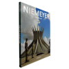 OSCAR NIEMEYER - Livro pofusamenre ilustrado com reproduções das suas obras e mais de 35 esboços.<br />370g; 23x19 cm; 96 págs.<br />