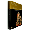 ALEIJADINHO - Este livro é um catálogo das esculturas devocionais do artista. O livro propõe pela primeira vez uma periodização do trabalho do mestre Aleijadinho ao longo dos seus quase 50 anos de atividade, e um levantamento exaustivo das obras saídas de sua oficina e aqui reproduzidas nas ilustrações. Contribuição também inovadora desta publicação, é ampliar a noção de autenticidade das peças atribuíveis ao Aleijadinho. ff<br />2070g; 31x24 cm; 335 págs.; sobrecapa acompanha capa dura<br />