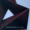 Amilcar de Castro - Corte e Dobra - Este livro enfoca a produção do artista mineiro, morto em 2002, aos 82 anos, que durante seis décadas expôs ininterruptamente, tornando-se protagonista destacado do concretismo e do neo-concretismo brasileiros. O ensaio inédito do professor e crítico Tadeu Chiarelli analisa o procedimento escultórico que celebrizou Amílcar a partir dos anos 60, quando abandonou a solda e passou a cortar e dobrar as chapas de ferro, dando origem às esculturas de corte e dobra. A edição traz dezenas de reproduções dessas obras internacionalmente admiradas. Capa dura, formato 22x22cm, 185 páginas