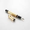 Montblanc Boheme Rouge Metal - Caneta tinteiro de pena retrátil (cartucho). Corpo de metal com acabamento em ouro amarelo. Pena de ouro 18k (média). Fabricada na Alemanha. Acompanha estojo e certificado. Obs.: Sem uso e com carga original nova.