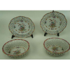 Par de cestas em porcelana chinesa da Cia. das Índias, Família Rosa (1723-1796). Delicadas cestas feitas com treliças, mesmo detalhe nos presentoirs.