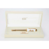 Montblanc Marquise de Pompadour - Série limitada nº3936/4810. Caneta tinteiro (pistão). Corpo de porcelana de Meissen e metal com acabamento em ouro amarelo. Pena de ouro 18k. Fabricada na Alemanha. Acompanha estojo e e certificado. Obs.: Sem uso. 
