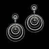 Par de brincos de ouro branco 18k e diamantes negros e incolores lapidação brilhante regulando 5,04ct no total. Cerca de 13,1g.