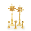 Miniatura de conjunto para altar em ouro 18k, sendo um par de cruzes de altar com cerca de 9,2cm, um par de castiçais com cerca de 3,0cm e um cálice purificatório com cerca de 3,2 cm regulando no total 247,5g.