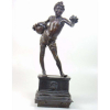 Vincenzo Gemito (1852 - 1929 ) - Acquaiolo - Escultura em fino bronze representando jovem - 53 cm alt, 19 x 20 cm ,inscrição no verso ORIGINAL PROPTA DEL RE DI NAPOLI/SM. FRANCESCO II/NAPOLI GEMITO