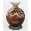 GALLÉ EMILLE-vaso de vidro artístico decorado com delicada cena de paisagem ornamentando por bronze , estilo e época Art Noveaux - França Sec XIXXX– 33 cm alt.