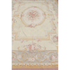 Elegante Tapete da manufatura Aubusson - 369 x 265 cm.França Sec XX A tapeçaria Aubusson na regiãode Aubusson, no vale superior do Creuse, no centro da França. O termo frequentemente abrange os produtos similares fabricados na cidade vizinha de Felletin,cujos produtos são frequentemente tratados como Aubusson. A indústria provavelmente se desenvolveu desde pouco depois de 1300 em tears em oficinas familiares,[1] talvez já dirigida pelos flamengos que são notados em documentos do século XVI.A tapeçaria de Aubusson do século XVIII conseguiu competir com a fabricação real da tapeçaria gobelins e a posição privilegiada da tapeçaria beauvais,embora geralmente considerada como não igual.Em 2009, a tapeçaria Aubusson foi inscrita na Lista Representativa do Patrimônio Cultural Imaterial da Humanidade pela UNESCO. Naquela época, a indústria apoiava três workshops, e dez tecelões freelancers