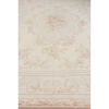 Tapete Aubusson - 370 x 270 cm. França Sec XX - A tapeçaria Aubusson na região de Aubusson, no vale superior do Creuse, no centro da França. O termo frequentemente abrange os produtos similares fabricados na cidade vizinha de Felletin,cujos produtos são frequentemente tratados como Aubusson. A indústria provavelmente se desenvolveu desde pouco depois de 1300 em tears em oficinas familiares,[1] talvez já dirigida pelos flamengos que são notados em documentos do século XVI.A tapeçaria de Aubusson do século XVIII conseguiu competir com a fabricação real da tapeçaria gobelins e a posição privilegiada da tapeçaria beauvais,embora geralmente considerada como não igual.Em 2009, a tapeçaria Aubusson foi inscrita na Lista Representativa do Patrimônio Cultural Imaterial da Humanidade pela UNESCO. Naquela época, a indústria apoiava três workshops, e dez tecelões freelancers