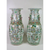 Par de jarrões de porcelana esmaltada - decoração família verde, finamente esmaltado. China Séc. XIX - 81 cm.