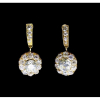Belo par de brincos executados em ouro 18 k, com duas pedras centrais de diamantes lapidação brilhante regulando 1.42/1.24 cts , circundadas por brilhantes regulando 4 cts . Europa Se XIX