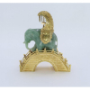 <p>Bela escultura de Jade representado elefante ,  sobre ponte e Andor executados em ouro 14 k . China Sec XX- 10 cm alt. 8 x 2,5.</p>