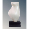 VASCO PRADO - Escultura representando Toso em mármore com base de madeira - 33 x 21 cm. 50 cm alt, só a escultura a base 71 cm alt. 35 x 22 cm. Não assinada