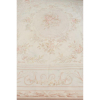 Tapete Aubusson - 370 x 270 cm. França Sec XX - A tapeçaria Aubusson na região de Aubusson, no vale superior do Creuse, no centro da França. O termo frequentemente abrange os produtos similares fabricados na cidade vizinha de Felletin,cujos produtos são frequentemente tratados como Aubusson. A indústria provavelmente se desenvolveu desde pouco depois de 1300 em tears em oficinas familiares,[1] talvez já dirigida pelos flamengos que são notados em documentos do século XVI.A tapeçaria de Aubusson do século XVIII conseguiu competir com a fabricação real da tapeçaria gobelins e a posição privilegiada da tapeçaria beauvais,embora geralmente considerada como não igual.Em 2009, a tapeçaria Aubusson foi inscrita na Lista Representativa do Patrimônio Cultural Imaterial da Humanidade pela UNESCO. Naquela época, a indústria apoiava três workshops, e dez tecelões freelancers