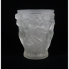 LALIQUE FRANCE- Grande vaso em cristal decorado com figuras desnudas . França Sec XX - 24 cm alt, 19 cm diâm.