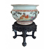 <p>Importante aquário em porcelana com motivos florais, interior com carpas , laterais com cabeças de cães de Fó. período Yongzheng (1723-1735) Família Rosa - China Sec XVIII, acompanha base de madeira trabalhada - 41 cm alt, 61 cm diâm. Cachepot 87 cm alt, com base</p>