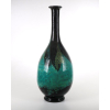 <p>DAUM NANCY -Grande vaso em pasta de vidro no formato de garrafa, nas cores verde rajado de azul, preto e folha de ouro. de larguras no corpo. Ass. na base - Daum Nancy com cruz de Lorena. 72 cm alt - 30 cm</p>
