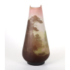 <p>Grande e belo vaso em pasta de vidro, de formato cônico, tendo no corpo paisagem continua com arvores, lago, montanhas e barco, nas cores rosado, amarelo claro, verde claro e marrom. Ass. no corpo próximo a base: Gallé - 46 cm alt, 21 cm de corpo.</p>