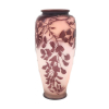 <p>GALLE EMILLE Grande vaso de vidro acidado com ramos, folhagens em vermelho escuro, França Sec XIXXX. 46 cm alt.</p>