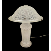 <p>DAUM NANCY - LORRAINE - Luminária de mesa em cristal acetinado, moldada e ornamentada por adornos florais em reservas. Bojo reto facetado, encimado por guirlanda em alto relevo, Luminária em pasta de vidro incolor fosco acetinado - 33 cm alt, 25 cm de diâm. cúpula.</p>