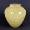<p>DAUM NANCY - Vaso em pasta de vidro na cor amarela, lapidação em gomos, Ass. Daum/France. 30 cm alt, 25 cm diâm.</p>