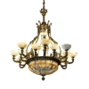 <p>Grande e imponente lustre em bronze cinzelado e dourado, com cúpulas em alabastro. A retirada deste lote, bem como o transporte, é de inteira responsabilidade do comprador.</p>