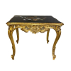 <p>Mesa de apresentação em madeira entalhada e dourada, com tampo em ônix finamente marchetado em Pietra Dura fiorentina. França e Itália, séc. XIX. 75 cm de alt.; 95 x 65 cm. (Tampo no estado)</p>
