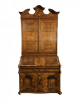 <p>Importante móvel Tromeau em madeira ricamente marchetada representando cenas arquitetônicas e do cotidiano, LOMBARDIA - ITALIA Sec. XVIII 248 cm alt, 120 x 60 cm.</p>