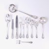 <p>Faqueiro de metal espessurado a prata marca da manufatura CHRISTOFLE. França Sec XIX/XX - composto por 101 peças, sendo - 24 gargos grandes, 12 facas grandes, 11 colheres de sopa, 18 garfos de sobremesa, 12 facas de sobremesa, 12 colheres de sobremesa 12 peças para servir.</p>