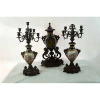 Imponente Garniture de porcelana manufatura Sevres e bronze fundido e cinzelado, vidro do mostrador com trinco e falta-lhe o acabamento final de um dos candelabros. França Séc XIX.