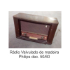 Antigo rádio da marca Philips confeccionado em madeira na década de 50.