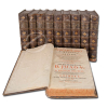 RAPHAEL BLUTEAU - Vocabulario portuguez e latino - Aulico, Anatomico, Architectonico, Bellico, Botanico.Encadernação original com couro; 10 vol. 22 x 29 cm - I (A) 698 p - II (B-C) 870 p - III (D-E) 726 p - IV (F-G-H-I-J) 735 p - V (K-L-M-N) 778 p - VI (O-P) 839 p - VII (Q-R-S) 824 p - VIII (T-U-V-X-Y-Z) 652 p - Dic. castellano y portuguez 189 p - Sup. I (A-B-C-D-E-F-G-H-I-J-K-L) 568 p - Sup. II (M-N-O-P-Q-R-S-T-U-V-X-Y-Z) 592 p. Col. Artes da Cia. De Jesus I a IV – Coimbra Of. Pascoal da Silva V a VIII – Lisboa Of. J.A. da Silva - Lisboa (Sup. I)Patriarcal Of. da Música - Lisboa (Sup. II), 1712-1728. Miolo em excepcional estado de conservação.Nascido em Londres no ano 1638, de pais franceses. Em 1644, fugiu da Inglaterra para a França, quando em 1668 veio a Portugal. Aprendeu rapidamente o português, a ponto de pregar desde logo sermões em nosso idioma com grande correção de sintaxe e pronuncia. Por morte da rainha D. Maria Francisca , o Padre Bluteau sofreu dissabores que o obrigaram a sair da França, regressando a Portugal em 1704. Mas logo que chegou a Lisboa, recebeu ordens de se recolher ao mosteiro de Albobaça, onde tratou especialmente de dar a ultima demão no seu Vocabulário, obra que foi um verdadeiro serviço prestado a Portugal.O prof. José Leite de Vasconcellos qualifica o Vocabulário de Bluteau como um monumento de erudição da língua portuguesa.