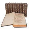 Raphael Bluteau<br>Vocabulario portuguez e latino - Aulico, Anatomico, Architectonico, Bellico, Botanico.<br>Encadernação original com couro; 10 vol. 22 x 29 cm - I (A) 698 p - II (B-C) 870 p - III (D-E) 726 p - IV (F-G-H-I-J) 735 p - V (K-L-M-N) 778 p - VI (O-P) 839 p - VII (Q-R-S) 824 p - VIII (T-U-V-X-Y-Z) 652 p - Dic. castellano y portuguez 189 p - Sup. I (A-B-C-D-E-F-G-H-I-J-K-L) 568 p - Sup. II (M-N-O-P-Q-R-S-T-U-V-X-Y-Z) 592 p.<br>Col. Artes da Cia. De Jesus I a IV - Coimbra<br>Of. Pascoal da Silva V a VIII - Lisboa<br>Of. J.A. da Silva - Lisboa (Sup. I)<br>Patriarcal Of. da Música - Lisboa (Sup. II),1712-1728.<br>Miolo em excepcional estado de conservação.Nascido em Londres no ano 1638, de pais franceses. Em 1644, fugiu da Inglaterra para a França, quando em 1668 veio a Portugal. Aprendeu rapidamente o português, a ponto de pregar desde logo sermões em nosso idioma com grande correção de sintaxe e pronuncia. Por morte da rainha D. Maria Francisca , o Padre Bluteau sofreu dissabores que o obrigaram a sair da França, regressando a Portugal em 1704. Mas logo que chegou a Lisboa, recebeu ordens de se recolher ao mosteiro de Albobaça, onde tratou especialmente de dar a ultima demão no seu Vocabulário, obra que foi um verdadeiro serviço prestado a Portugal.<br>O prof. José Leite de Vasconcellos qualifica o Vocabulário de Bluteau como um monumento de erudição da língua portuguesa.<br>