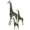 Abraham Palatnik - Três girafas de resina de poliester transparente e, internamente, manchas de filme preto; 48,5 cm, 31,5 cm e 21,5 cm de alturas, respectivamente. Internamente, na perna da girafa maior, inscrição: Pal ©. Brasil, séc. XX.