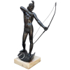 E. De Giusto - Índio. Escultura de bronze representando índio segurando arco, sobre base de mármore; 58 cm de altura, sem a base. Assinado E. de Giusto.