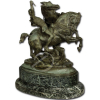 Emmanuel Frémiet - Cavaleiro e dois cavalos. Escultura de bronze patinado, sobre base ovalada; 40 cm de altura. Assinada na lateral direita: E. Frémiet. Base apresenta bicado.